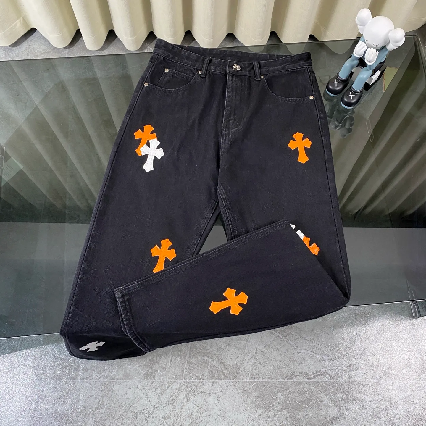 🅿️280 Chrome Heart Classic black with orange laser cross patchwork leather jeans. The pants are made of top-notch heavy-duty washing technology, and every detail shows ingenuity. The calfskin is laser-cut to make a delicate cross, which is both a tactile and visual enjoyment. Paired with aged silver hardware, it is retro, high-end and full of texture. The straight-cut upper body turns into "chopstick legs" in an instant, easily modifying the shape of the legs. It can be controlled by any body shape and has a full sense of luxury.  This is a carefully crafted high-end version, the quality far exceeds that of street currency, and the details can stand the scrutiny of a magnifying glass. Although the price is close to the people, the quality is completely in line with the big brands, and it is easy to follow the trend.  Classic black, low-key and versatile. Pair it with simple T-shirts and personalized shirts to easily create a fashionable look. Whether you are going out daily or attending events, you can be the center of attention.  Color: black Size: S M L XL 28 30 32 34